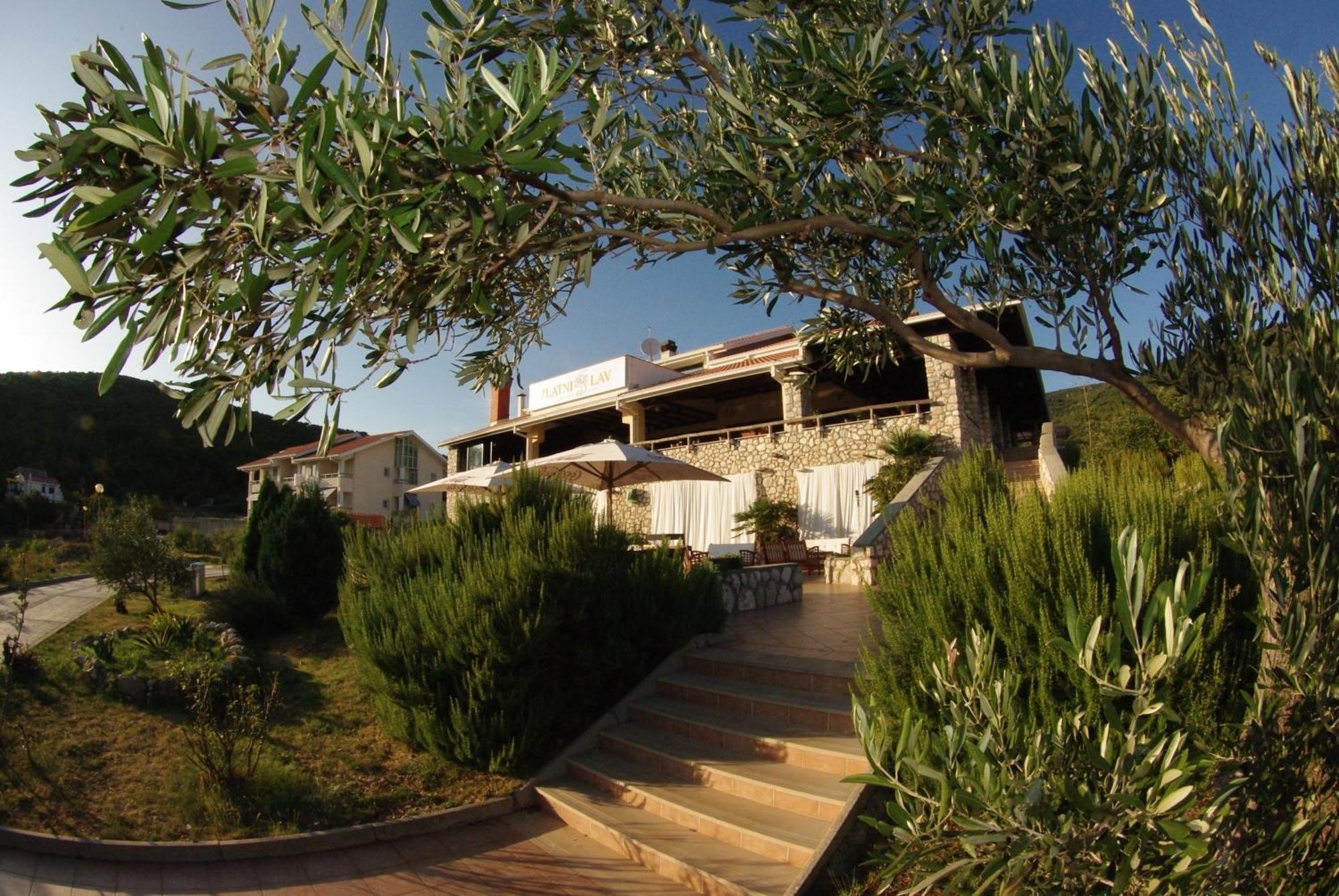 Hotel Zlatni Lav Martinscica  Exterior photo