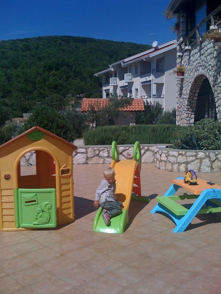 Hotel Zlatni Lav Martinscica  Exterior photo
